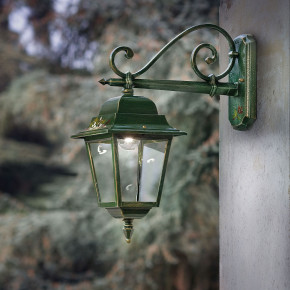 FerroLuce - Modello: Gorizia - Lampada da parete per esterni con paralume in vetro dal design rustico - Attacco Lampadina: E27 - 1 Lampadina - Watt 60W - Dimmerabile: NO - Grado di Protezione: IP43 - Classe Energetica: A - SKU: A104-VO-56.DEC.FAR - Codice EAN: 8056598470826 