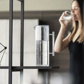 Guzzini - Modello: 110 - Caraffa da tavolo per acqua con coperchio dalle linee moderne ed eleganti - Colore: Trasparente - SKU: 19770000 - Codice EAN: 8008392341499 