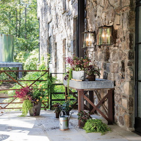 Hinkley - Modello: Walker - Lanterna da parete grande in alluminio con diffusore in vetro a 2 luci - Colore: Bronzo - Attacco Lampadina: E14 - 2 Lampadine - Watt 60W - Dimmerabile: NO - Grado di Protezione: IP44 - Classe Energetica: A - SKU: HK-WALKER2-L - Codice EAN: 5024005291916