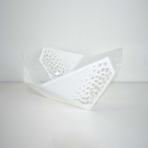 I Dettagli - Modello: Alhena - Centrotavola moderno in plexiglass traforato dalle linee eleganti - SKU: CP810