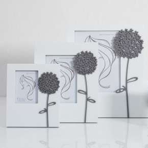 I Dettagli - Modello: Ortensia - Portafoto da tavolo in legno con applicazione floreale dal design elegante - Colore: Bianco - Foto 10x15 - SKU: CL1D10X15OR-G 