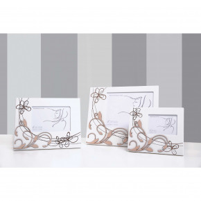 I Dettagli - Modello: Odile - Portafoto da tavolo in legno con applicazioni floreali e dettagli incisi a laser - Colore: Bianco - Foto 15x10 - SKU: CL1D10X15ODILE