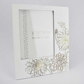 I Dettagli - Modello: Crisma - Portafoto da tavolo in legno con dettagli incisi a laser e applicazioni floreali - Colore: Bianco - Foto 15x20 - SKU: CL1D15X20CRI 