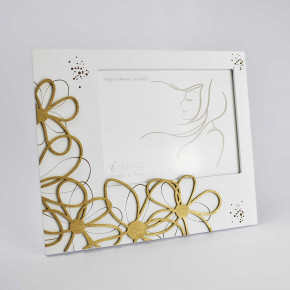 I Dettagli - Modello: Pandora - Portafoto orizzontale da tavolo interamente in legno con dettagli fioriti - Colore: Bianco - Foto 20x15 - SKU: CL1D15X20PAN - Codice EAN: 1234567023090 