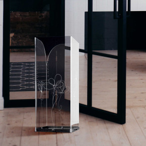 I Dettagli - Modello: Phuket - Portaombrelli in plexiglass dal design moderno con incisione a laser - SKU: POP1950PH