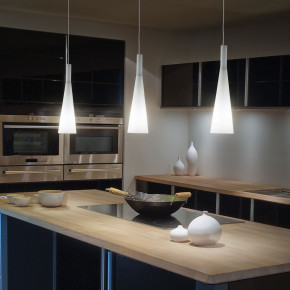 Ideal lux - Modello: Milk - Lampada a sospensione lineare moderna in metallo con 3 diffusori in vetro - Colore: Bianco - Attacco Lampadina: E27 - 3 Lampadine - Watt 42W - Dimmerabile: NO - Grado di Protezione: IP20 - SKU: 030326 - Codice EAN: 8021696341705 