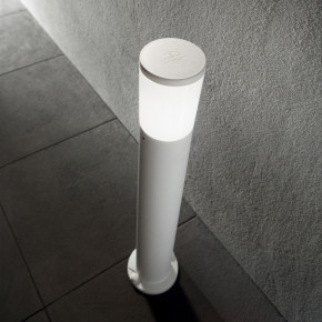 Ideal lux - Modello: Atena - Lampione da giardino dal design moderno con struttura e diffusore in resina - Attacco Lampadina: E27 - 1 Lampadina - Watt 23W - Dimmerabile: NO - Grado di Protezione: IP55 - SKU: 19864 