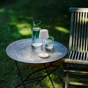 Ideal lux - Modello: Cute - Lampada da tavolo a led dimmerabile con base di ricarica - Attacco Lampadina: Led Integrato - 1 Lampadina - Watt 3W - Lumen 190 - Dimmerabile: SI - Gradi Kelvin 2200k-3000k - Grado di Protezione: IP65 - Classe Energetica: E - SKU: 34689 