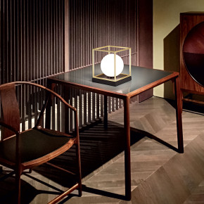 Ideal lux - Modello: Lingotto - Lampda da comodino di design con struttura in metallo e diffusore in vetro - Attacco Lampadina: G9 - 1 Lampadina - Watt 4W - Dimmerabile: NO - Grado di Protezione: IP20 - SKU: 30415P 
