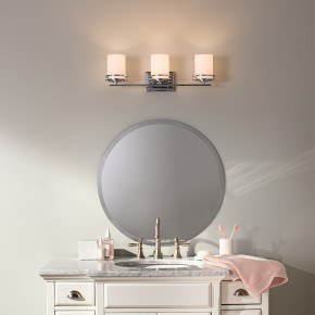 Kichler - Modello: Hendrik - Lampada da parete per bagno a LED con 3 diffusori in vetro dal design moderno - Colore: Cromato - Attacco Lampadina: G9 - 3 Lampadine - Watt 3W - Dimmerabile: NO - Grado di Protezione: IP44 - Classe Energetica: A - SKU: KL-HENDRIK3-BATH - Codice EAN: 5024005297314 