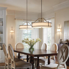 Kichler - Modello: Emory - Lampadario in acciaio con diffusore in vetro a 4 luci dal design moderno - Attacco Lampadina: E27 - 4 Lampadine - Watt 100W - Dimmerabile: NO - Grado di Protezione: IP20 - Classe Energetica: A - SKU: KL-EMORY-P-M 