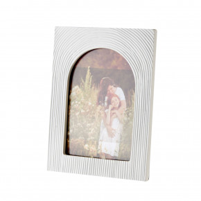 L'Oca Nera - Modello: Orizzonti - Portafoto rettangolare grande in resina dal design ad arco - Colore: Bianco - Foto 13x18 - SKU: 1F175 