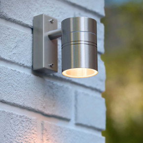 Lucide - Modello: Arne LED - Applique a LED da esterno con struttura in acciaio e un diffusore moderno - Attacco Lampadina: GU10 - 1 Lampadina - Watt 5W - Lumen 350 - Dimmerabile: NO - Gradi Kelvin 3000k Luce Calda - Grado di Protezione: 44 - Classe Energetica: G - SKU: 14867/05/ 