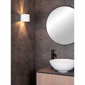 Lucide - Modello: Axi - Applique da parete a led e struttura arrotondata in metallo dal design moderno - Attacco Lampadina: Led Integrato - 1 Lampadina - Watt 6W - Lumen 350 - Dimmerabile: NO - Gradi Kelvin 3000k Luce Calda - Grado di Protezione: 54 - Classe Energetica: G - SKU: 69201/06/ 