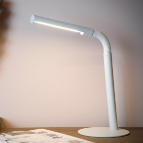 Lucide - Modello: Gilly - Lampada da scrivania a LED struttura in metallo e diffusore in PVC - Attacco Lampadina: Led Integrato - 1 Lampadina - Watt 5W - Lumen 200 - Dimmerabile: NO - Gradi Kelvin 2700k Luce Calda - Grado di Protezione: IP20 - Classe Energetica: G - SKU: 36612/03/ 