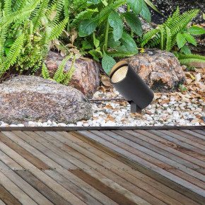 Lucide - Modello: Manal - Lampada da terra per giardino con diffusore a led orientabile dal design moderno - Colore: Antracite - Attacco Lampadina: Led Integrato - 1 Lampadina - Watt 13W - Lumen 950 - Dimmerabile: NO - Gradi Kelvin 3000k Luce Calda - Grado di Protezione: 65 - Classe Energetica: F - SKU: 27897/12/29 - Codice EAN: 5411212271693 