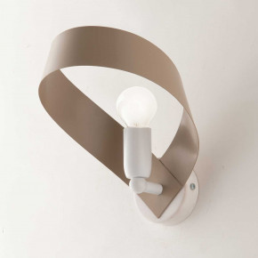 Be Light - Modello: Primula - Applique da parete con struttura in metallo dal design moderno ed elegante - Attacco Lampadina: E14 - 1 Lampadina - Watt 40W - Dimmerabile: NO - Grado di Protezione: IP20 - Classe Energetica: A+ - SKU: BL145-AP1