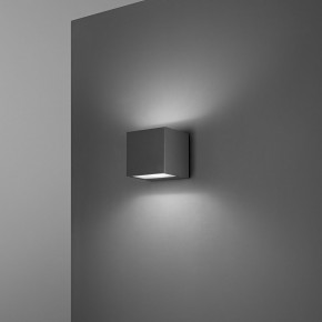 Perenz - Modello: Spot - Applique a led da esterno con struttura a cubo in metallo e diffusore in vetro - Attacco Lampadina: Led Integrato - 1 Lampadina - Watt 10W - Lumen 850 - Dimmerabile: SI - Gradi Kelvin 3000k Luce Calda - Grado di Protezione: IP65 - SKU: 8354 