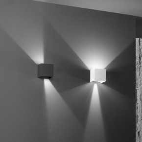 Perenz - Modello: Shadow - Applique a led da esterno con struttura a cubo in metallo e diffusore regolabile - Attacco Lampadina: Led Integrato - 1 Lampadina - Watt 12W - Lumen 960 - Dimmerabile: NO - Gradi Kelvin 3000k Luce Calda - Grado di Protezione: IP54 - SKU: 8360