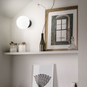 Perenz - Modello: Maga - Applique da parete moderna con struttura in metallo e diffusore a bocia in vetro - Attacco Lampadina: G9 - 1 Lampadina - Watt 28W - Dimmerabile: NO - Classe Energetica: A - SKU: 8070 