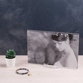 Vesta - Modello: Air - - Design By: Vesta Design Portafoto da tavolo grande in plexiglass dalle linee moderne - Colore: Trasparente - Foto 20x30 - SKU: 0580600 - Codice EAN: 8056622711956 