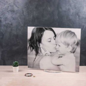 Vesta - Modello: Air - - Design By: Vesta Design Portafoto da tavolo maxi in plexiglass dalle linee moderne - Colore: Trasparente - Foto 40x50 - SKU: 0590600 - Codice EAN: 8056622711963