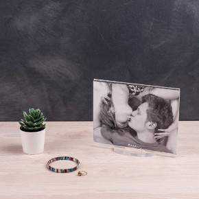 Vesta - Modello: Air - - Design By: Vesta Design Portafoto da tavolo medio in plexiglass dalle linee moderne - Colore: Trasparente - Foto 15x20 - SKU: 0570600 - Codice EAN: 8056622711949