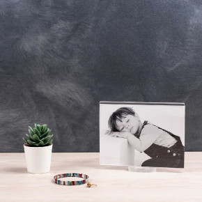 Vesta - Modello: Air - - Design By: Vesta Design Portafoto da tavolo piccolo in plexiglass dalle linee moderne - Colore: Trasparente - Foto 13x18 - SKU: 0560600 - Codice EAN: 8056622711932 