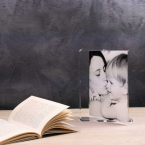 Vesta - Modello: Lux - - Design By: STG Vesta Portafoto da tavolo grande con struttura in in plexiglass dalle linee moderne - Colore: Trasparente - Foto 18x24 - SKU: 3373900 - Codice EAN: 8056622711857 