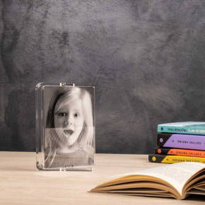 Vesta - Modello: Lux - - Design By: STG Vesta Portafoto da tavolo piccolo con struttura in in plexiglass dalle linee moderne - Colore: Trasparente - Foto 10x15 - SKU: 3373700 - Codice EAN: 8056622711833