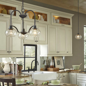 Quoizel - Modello: Trilogy - Lampadario moderno in acciaio con 3 diffusori in vetro rotondi - Colore: Bronzo - Attacco Lampadina: E27 - 3 Lampadine - Watt 60W - Dimmerabile: NO - Grado di Protezione: IP20 - Classe Energetica: A - SKU: QZ-TRILOGY3 - Codice EAN: 5024005215417 