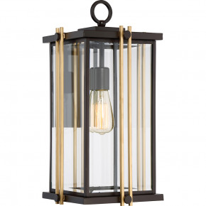 Quoizel - Modello: Goldenrod - Lanterna da parete grande in acciaio con diffusore in vetro dal design rustico - Colore: Bronzo - Attacco Lampadina: E27 - 1 Lampadina - Watt 100W - Dimmerabile: NO - Grado di Protezione: IP44 - Classe Energetica: A - SKU: QZ-GOLDENROD2-L - Codice EAN: 5024005343516 