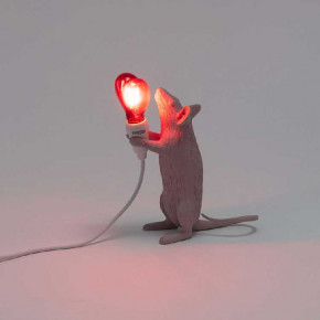 Seletti - Modello: Mouse - - Design By: Marcantonio Lampada da tavolo a LED con usb struttura in resina - Attacco Lampadina: E14 - 1 Lampadina - Watt 2W - Lumen 90 - Dimmerabile: NO - Gradi Kelvin 2200k Luce Calda - Classe Energetica: A+ - SKU: 15220SV - Codice EAN: 8008215952208 