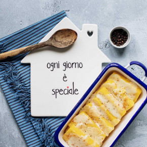 Simple Day - Modello: Ogni Giorno è Speciale - Sottopentola in gres a forma di casa pratico e decorativo per la tua cucina - Colore: Panna - SKU: 10010976 - Codice EAN: 8056284707311 