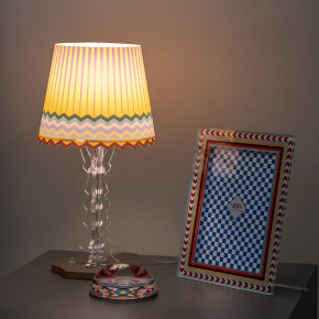 Vesta - Modello: Brighella - Abatjour da comodino in plexiglass con lampadina a LED di design Rainbow - Attacco Lampadina: E14 - 1 Lampadina - Watt 40W - Dimmerabile: NO - Grado di Protezione: IP20 - Classe Energetica: A+ - SKU: 04245D48 - Codice EAN: 8059692102990 