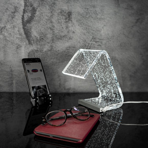 Vesta - Modello: C-Led - - Design By: Futura Design Lampada da comodino a LED in plexiglas dal design moderno Stardust - Colore: Trasparente - Attacco Lampadina: Led Integrato - 1 Lampadina - Watt 18W - Dimmerabile: NO - Gradi Kelvin 4000k Luce Naturale - Classe Energetica: A++ - SKU: 0806506 - Codice EAN: 8056622712045 