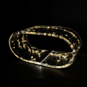 Vesta - Modello: Future - - Design By: Futura Design Lampada da tavolo a LED dal design moderno - Colore: Oro - Attacco Lampadina: Led Integrato - 1 Lampadina - Watt 8W - Dimmerabile: NO - Gradi Kelvin 6000k Luce Bianca - Classe Energetica: A++ - SKU: 0811356 - Codice EAN: 8059692102426