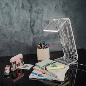 Vesta - Modello: C-Led - - Design By: Futura Design Lampada da tavolo a LED in plexiglas dal design moderno Online - Colore: Trasparente - Attacco Lampadina: Led Integrato - 1 Lampadina - Watt 18W - Dimmerabile: NO - Gradi Kelvin 4000k Luce Naturale - Classe Energetica: A++ - SKU: 0806913 - Codice EAN: 8059692102327
