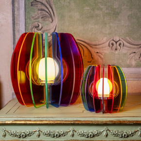 Vesta - Modello: Iride - Lampada da tavolo grande in plexiglass dal design moderno - Attacco Lampadina: E14 - 1 Lampadina - Watt 60W - Dimmerabile: NO - Grado di Protezione: IP20 - SKU: 01100 