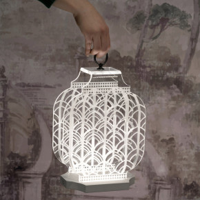 Vesta - Modello: Atena - Lampada da tavolo media ricaricabile a LED in plexiglass dal design moderno - Colore: Avorio - Attacco Lampadina: Led Integrato - 1 Lampadina - Watt 12W - Dimmerabile: SI - Gradi Kelvin 4000k Luce Naturale - Grado di Protezione: IP20 - Classe Energetica: A+ - SKU: 0435629 - Codice EAN: 8059692106271 