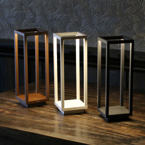 Zafferano - Modello: Home - Lampada da tavolo a led dimmerabile e ricaricabile da esterno - Attacco Lampadina: Led Integrato - 1 Lampadina - Watt 3W - Lumen 165 - Dimmerabile: SI - Grado di Protezione: IP 54 - Classe Energetica: A+ - SKU: LD0258- 