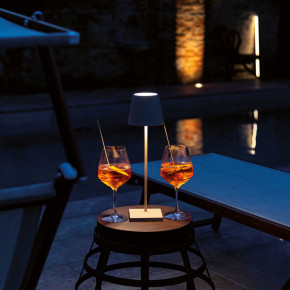 Zafferano - Modello: Poldina - Lampada da tavolo LED dimmerabile e ricaricabile Poldina Tavolo PRO da esterno - Attacco Lampadina: Led Integrato - 1 Lampadina - Watt 3W - Lumen 203 - Dimmerabile: SI - Gradi Kelvin 2200k-3000k - Grado di Protezione: IP 65 - Classe Energetica: A+ - SKU: LD0340- 