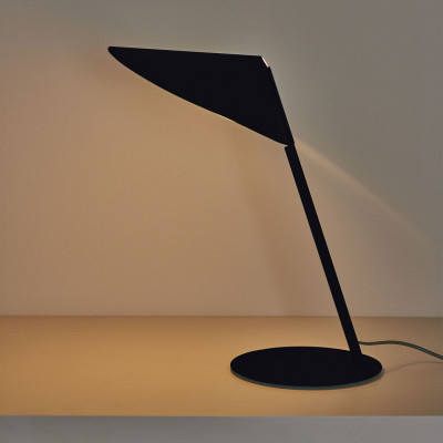  Vesta - Modello: Gong Work - Lampada da tavolo in metallo dal design moderno - Attacco Lampadina: G9 - 1 Lampadina - Watt 5W - Dimmerabile: NO - Grado di Protezione: IP20 - Classe Energetica: A+ - SKU: 01950 