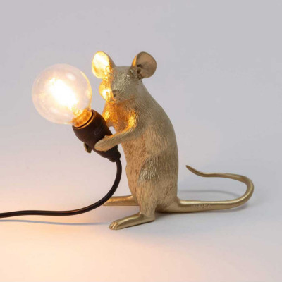  Seletti - Modello: Mouse - Lampada da tavolo in resina a forma di topo - Colore: Oro - Attacco Lampadina: E14 - 1 Lampadina - Watt 40W - Lumen 90 - Dimmerabile: NO - Gradi Kelvin 3000k Luce Calda - Classe Energetica: A++ - SKU: 15231 - Codice EAN: 8008215152318 