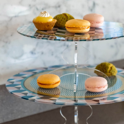  Vesta - Modello: Decor - Alzata per dolci grande dal design moderno in plexiglass decoro Modern - Colore: Multicolore - SKU: 04223D46 - Codice EAN: 8059692103850 