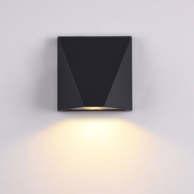  Maytoni - Modello: Beekman - Applique da esterni con struttura in metallo diffusore in vetro con lampada LED - Colore: Nero - Attacco Lampadina: Led Integrato - 1 Lampadina - Watt 6W - Lumen 540 - Dimmerabile: NO - Gradi Kelvin 3000k Luce Calda - Grado di Protezione: IP54 - Classe Energetica: F - SKU: O577WL-L5B - Codice EAN: 4251110053646 