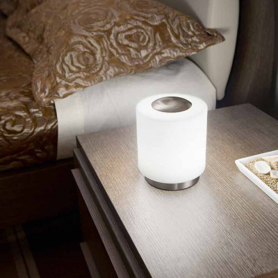  Fabas Luce - Modello: Simi - Lampada da comodino in metallo con diffusore in vetro in stile moderno - 1 Lampadina - Watt 8W - Lumen 700 - Dimmerabile: SI - Gradi Kelvin 3000k Luce Calda - Grado di Protezione: IP20 - Classe Energetica: E - SKU: 3257-30 