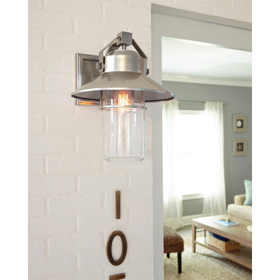  Feiss - Modello: Boynton - Lanterna a parete media da esterni in acciaio spazzolato diffusore in vetro - Colore: Satinato - Attacco Lampadina: E27 - 1 Lampadina - Watt 60W - Dimmerabile: NO - Grado di Protezione: IP44 - Classe Energetica: A - SKU: FE-BOYNTON2-M - Codice EAN: 5024005321811 