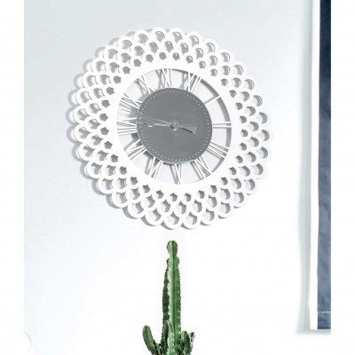  I Dettagli - Modello: Gardenia - Orologio da parete rotondo con struttura in legno traforata dal design moderno - Colore: Bianco - SKU: OR751GAR-SP 