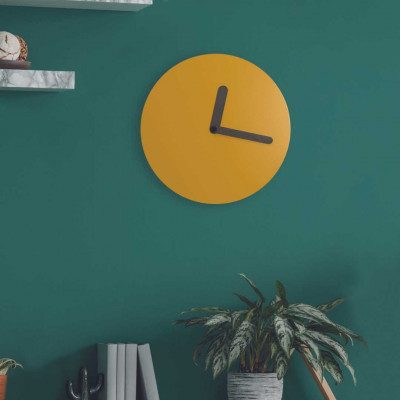  I Dettagli - Modello: Venere - Orologio da parete rotondo in legno dal design moderno minimalista - Colore: Ocra - SKU: OR3028VEN9P 